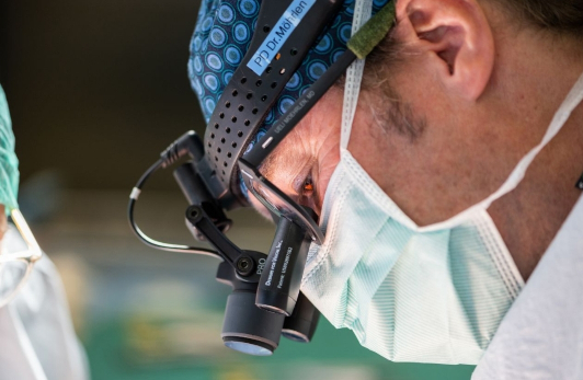 Uporaba žilno kirurških očal izboljša preglednost operativnega polja.