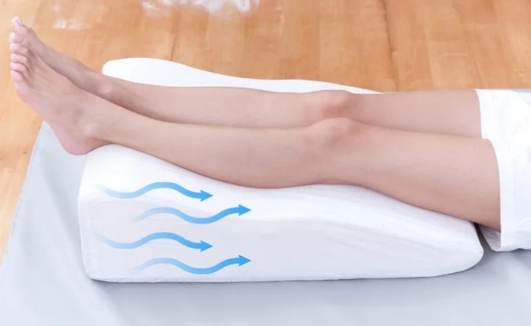 Ko dvignemo noge, prehaja tekočina iz nog nazaj v telo.